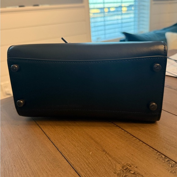 EUC Coach Andrea Carryall - middle size…not too large and not too small! 🖤 - Picture 8 of 10